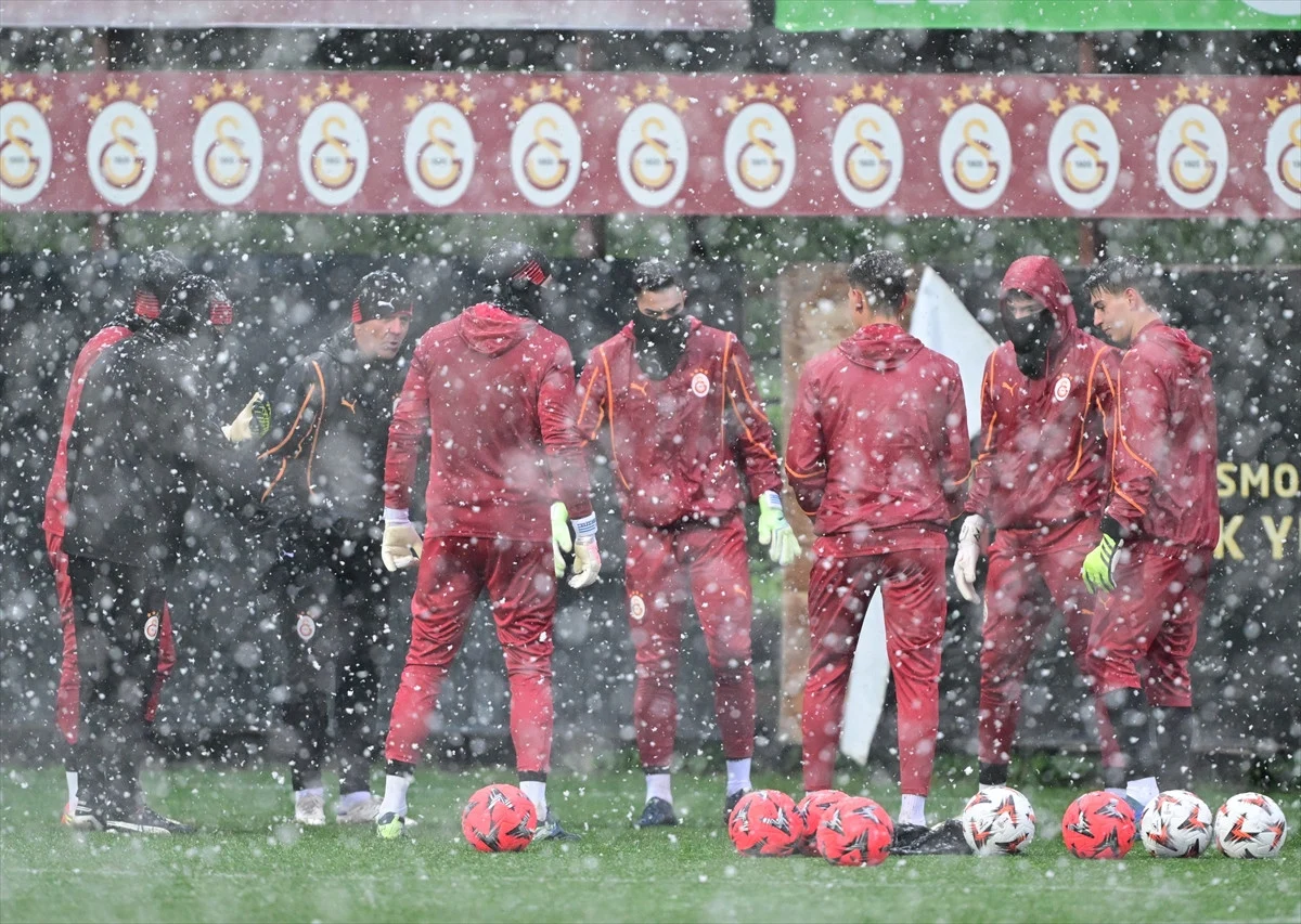 Galatasaray, AZ Alkmaar Maçı Öncesi Hazırlıklarını Kar Altında Tamamladı