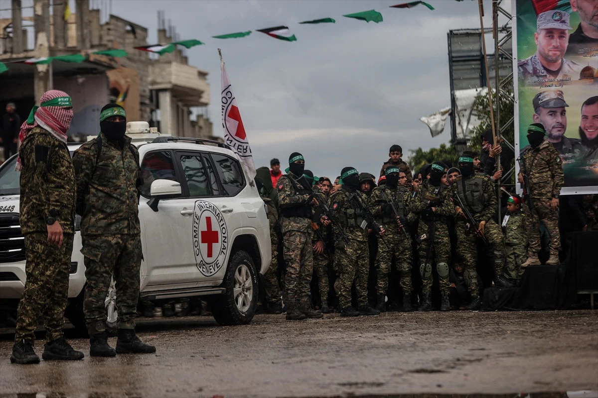Hamas 6 İsrailli Esiri Serbest Bıraktı, İsrail Esir Takasını Geciktiriyor