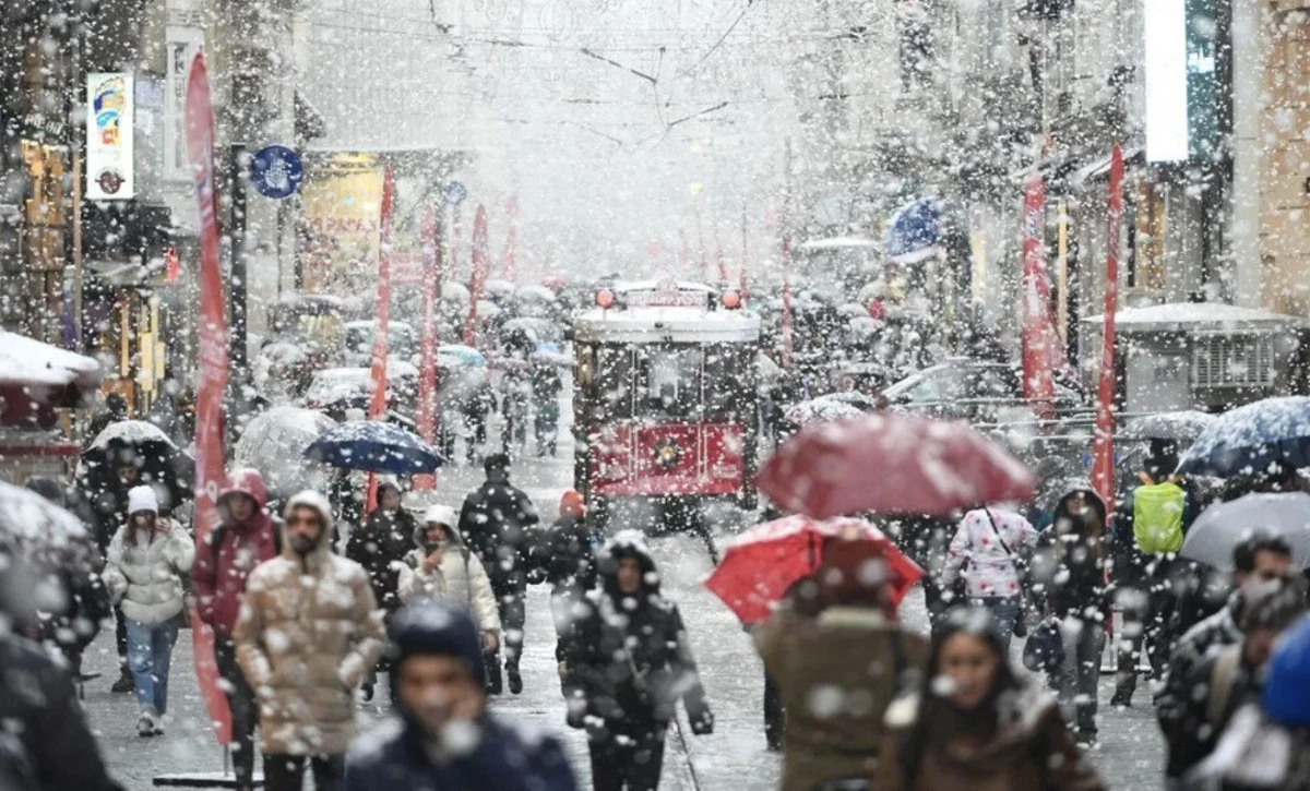 İstanbul’da Yoğun Kar Yağışı Etkisini Arttırıyor: Okullar Tatil, Uçuşlar İptal