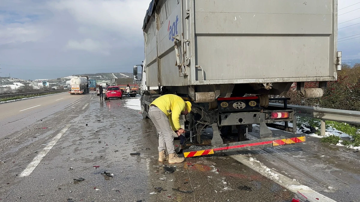Bursa’da Kar Yağıışı Nedeniyle Eğitim Ara Verildi, 25 Araç Zincirleme Kazaya Karıştı