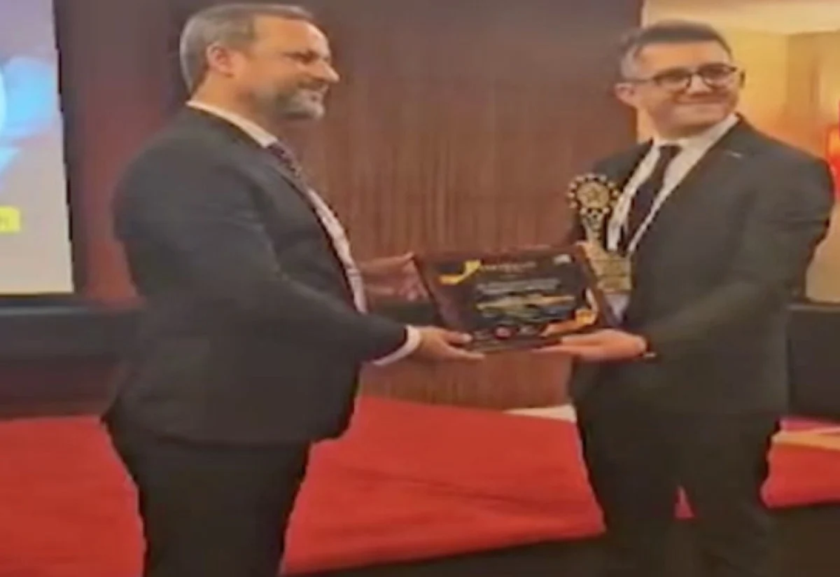 Rizeli Öğretmen Onur Ömer Düzgün’e Dubai’de ‘Üstün Öğretmen’ Ödülü