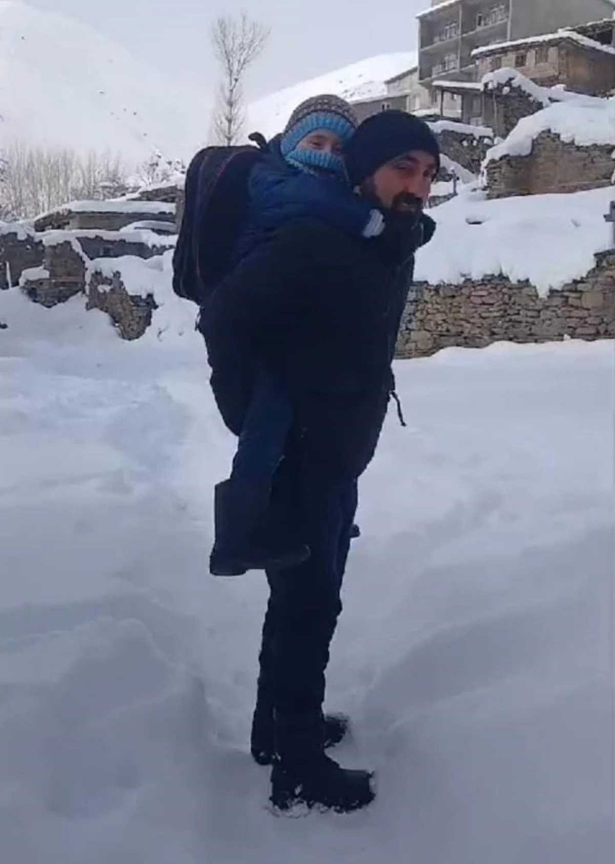 Cihan Yakut: Karla Kaplı Yolda Öğrencisini Sırtında Taşıyan Fedakar Öğretmen