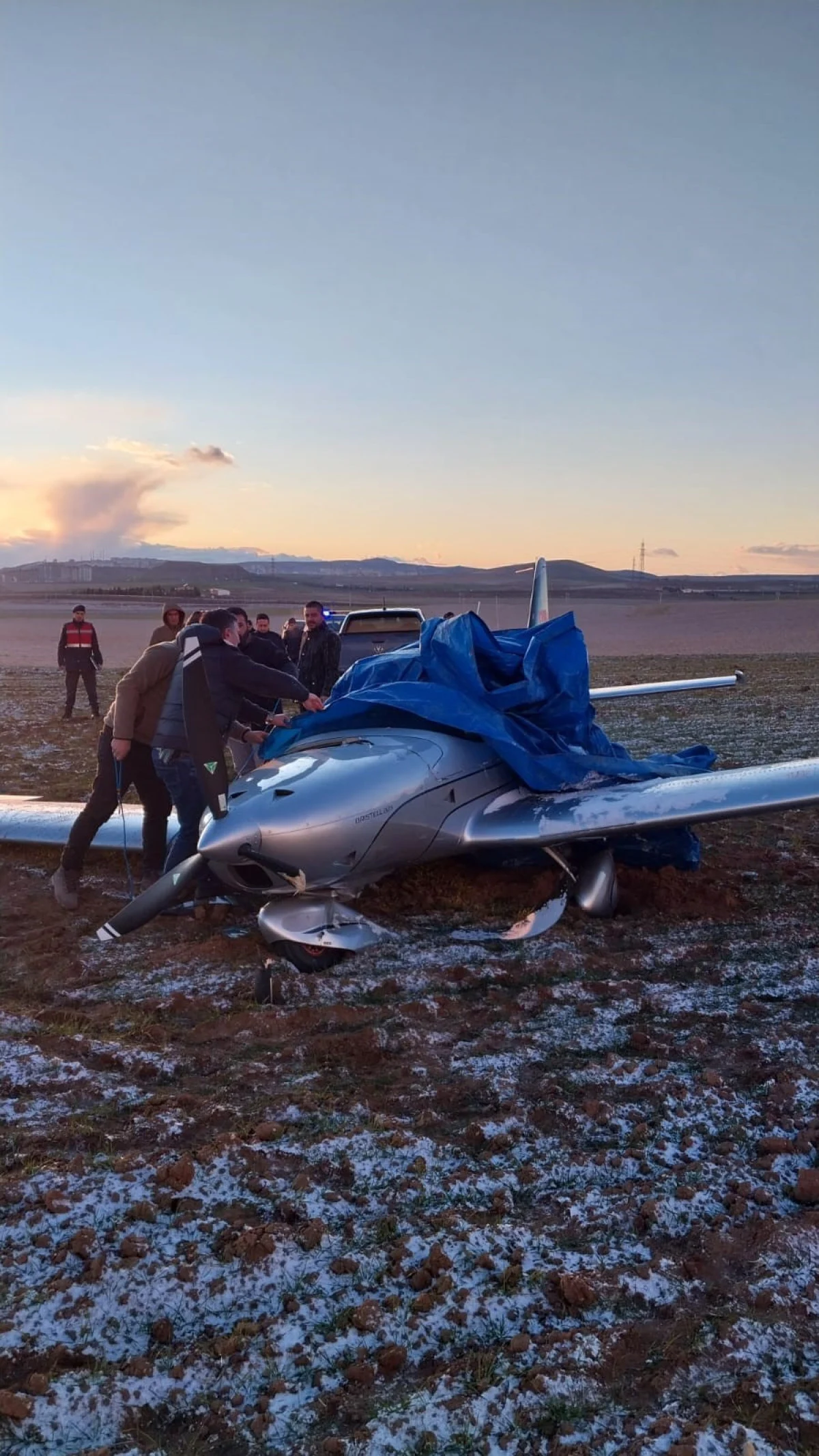 Ankara’da Eğitim Uçağı Motor Arızası Nedeniyle Tarlaya Acil İniş Yaptı