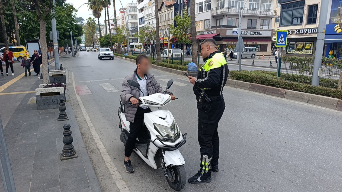 Manavgat’ta Trafik Uygulaması ve Motosiklet Sürücüsünün Tepkisi