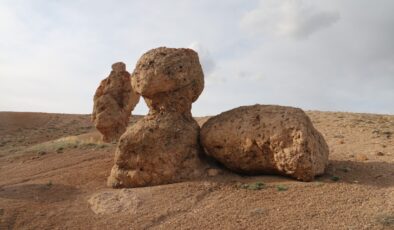 Sivas’ta Bozkırın Ortasında Gizemli Dev Kayalar