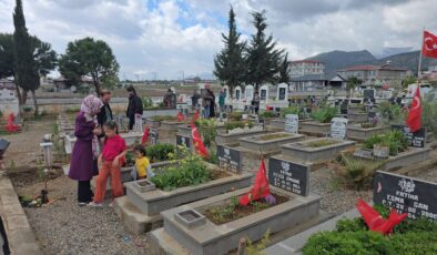 Gaziantep’te Deprem Şehitliğinde Buruk Bayram