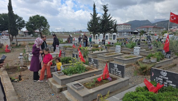 Gaziantep’te Deprem Şehitliğinde Buruk Bayram