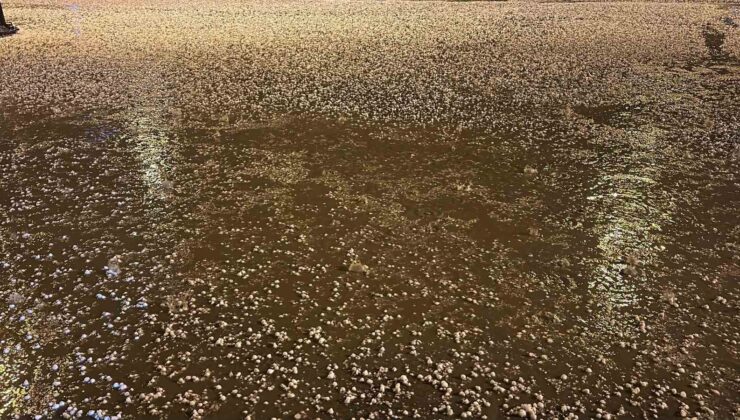 Uşak’ta Etkili Dolu Yağışı Yolları Beyaza Bürüdü