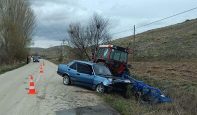 Afyonkarahisar’da otomobil traktöre çarptı: 3 yaralı