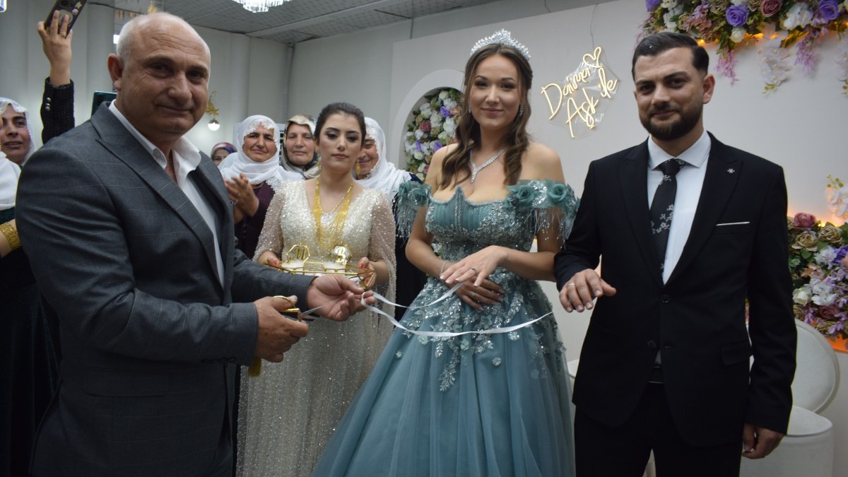 Antalya’da Alman turist aşık olduğu otel çalışanıyla nişanlandı