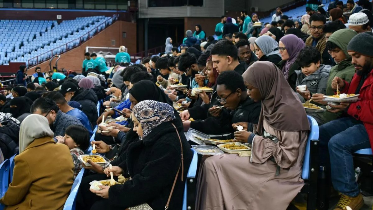 Aston Villa stadyumunda iftar organizasyonu düzenledi