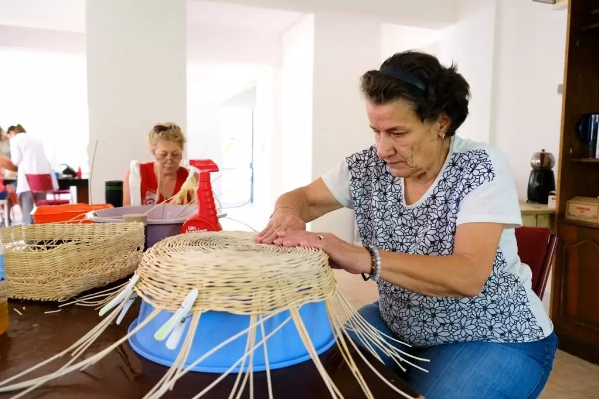 Ayvalık’ta Kadınların El Emeği Ürünleri İlgi Görüyor