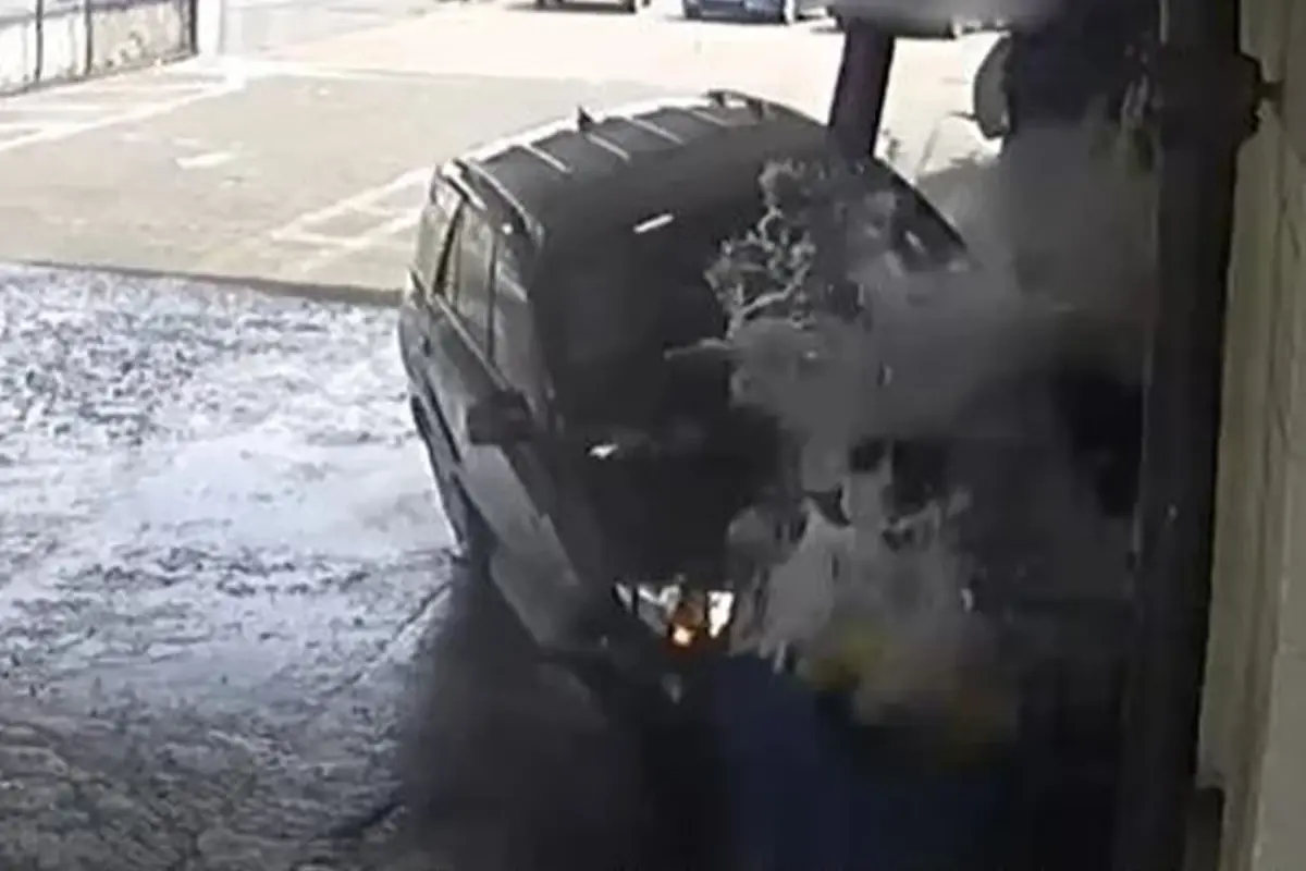 İngiltere’de Baba-Oğul Arasında Kanlı Hesaplaşma: Mercedes ile Dehşet Anları