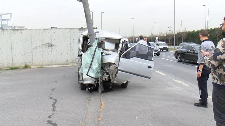 Bakırköy ilginç kaza Aydınlatma direğine çarptı metrelerce sürükledi