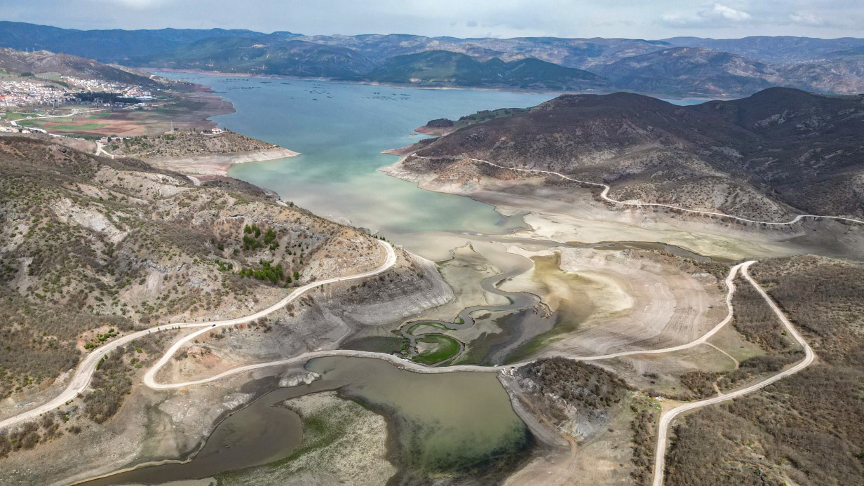 Tokat Almus’ta Baraj Suyu Çekildi, 18 Köyün Ulaşımı Kolaylaştı, Vatandaşlardan Köprü Talebi