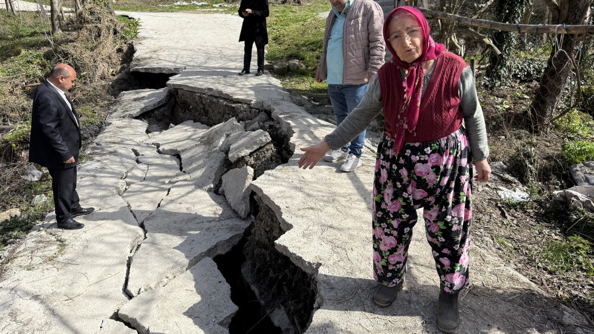Bartın’da heyelanda mahalledeki yol çöktü: 130 hane tehlike altında