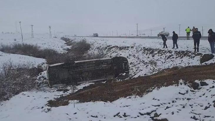 Bingöl’de işçileri taşıyan minibüs devrildi! Çok sayıda yaralı var