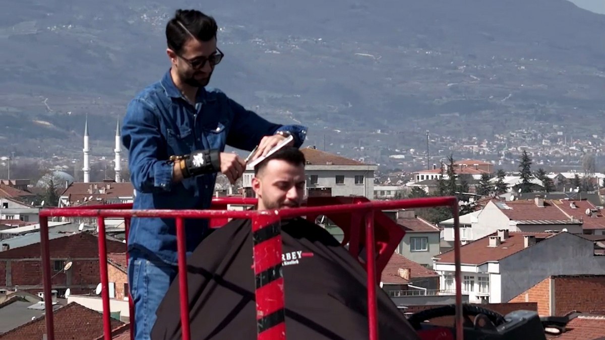 Bursa’da müşterisini vinç üstünde tıraş etti