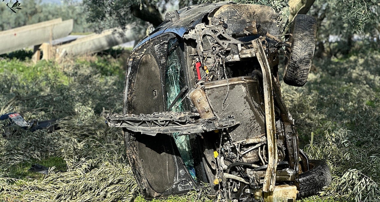 Bursa’da zeytinliğe uçan otomobil hurdaya döndü: Şans eseri burnu bile kanamadı