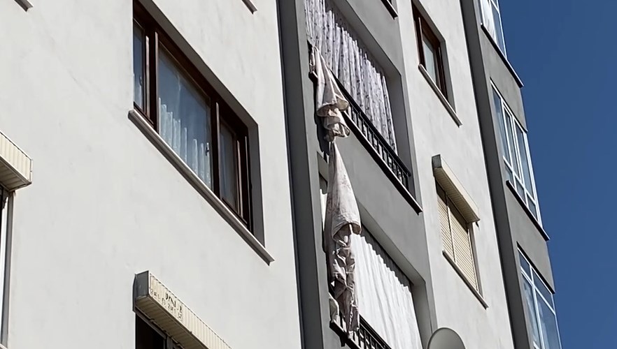 Çarşafları birbirine bağlayarak alt kata inmek istedi 4. kattan düştü