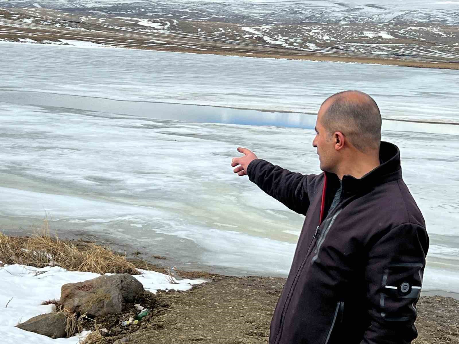 Çıldır Gölü’nde Baharın Habercisi: Buzlar Çözülmeye Başladı