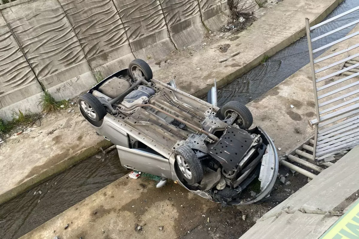 Pendik’te Korkunç Kaza: Otomobil Dereye Uçtu, 5 Kişi Yaralandı