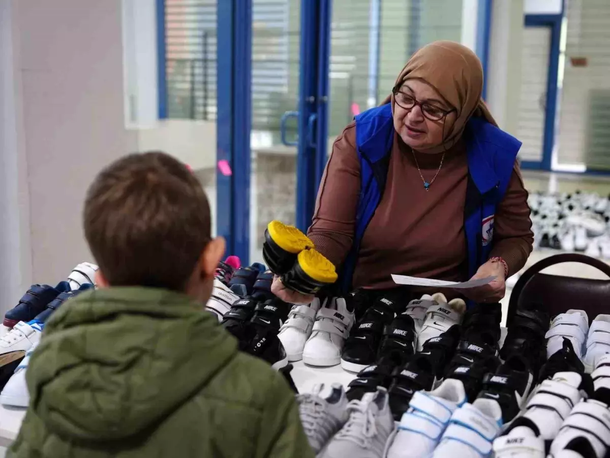 Düzce Belediyesi’nden İhtiyaç Sahibi Çocuklara Bayramlık Dağıtımı