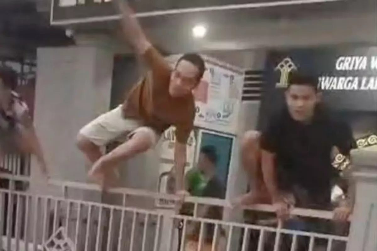 Endonezya’da Cezaevi Firarı: 53 Mahkum Kaçtı  Mahkumlar Ana Kapıyı Kırarak Firar Etti