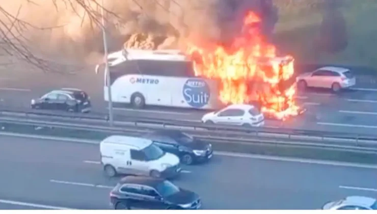 Esenler’de Seyir Halindeki Otobüs Alev Aldı