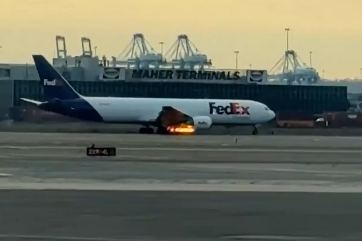 Newark Havalimanı’ndan Kalkış Yapan Kargo Uçağı Havada Alev Topuna Döndü