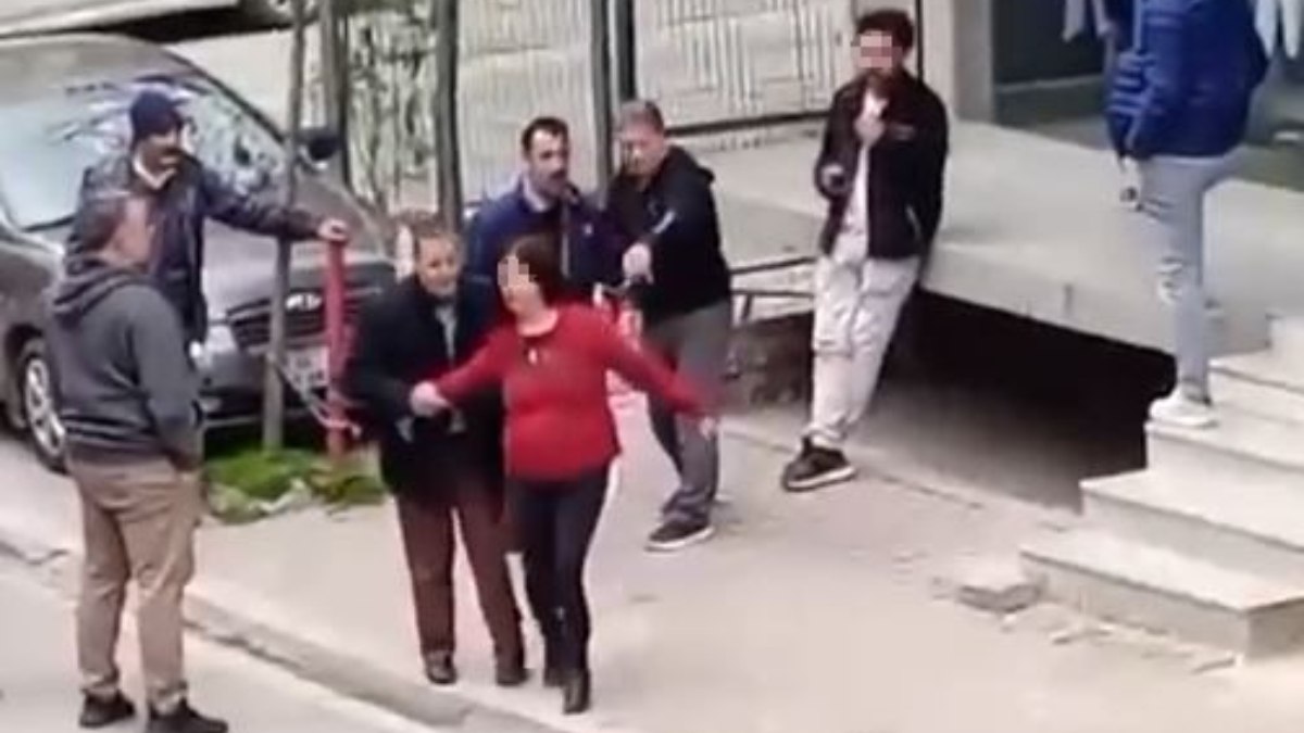 İstanbul’da bir kadını takip eden adamı dövüp, polise teslim ettiler