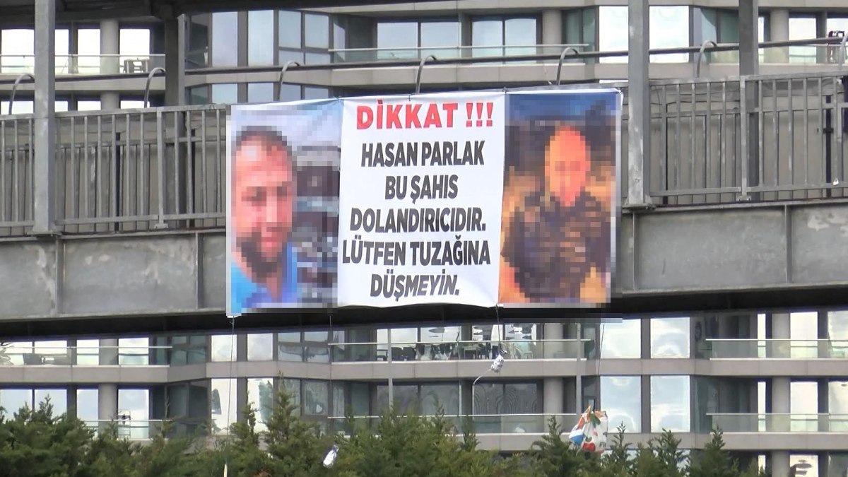 İstanbul’da üst geçide asılan ‘dikkat dolandırıcı’ pankartı şaşkınlık yarattı