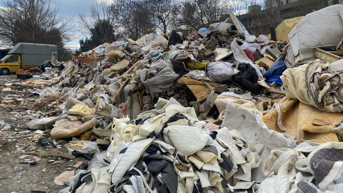 İzmir’de toplanmayan çöpler birikti: Esnaf isyan etti