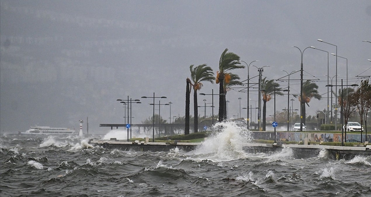 İzmir’de vapur seferlerine ‘şiddetli rüzgar’ engeli