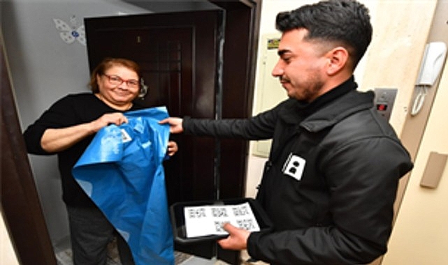 İzmir’in atık yönetiminde “QR kodlu mavi poşet” dönemi başladı.