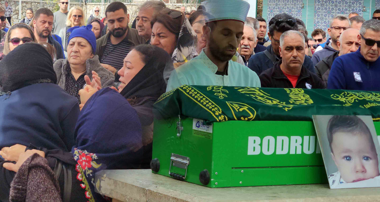 Kaan Ali bebeğin cenazesinde cami avlusu karıştı!