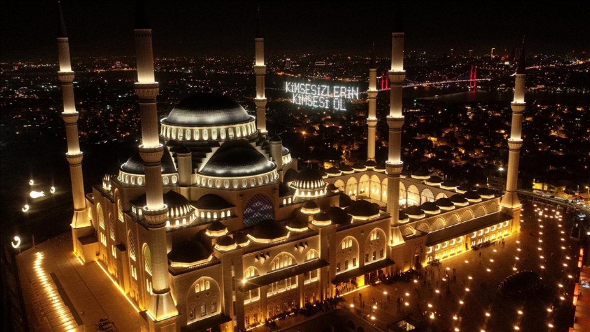 Kadir Gecesi yurt genelinde dualarla ve ibadetle idrak edildi