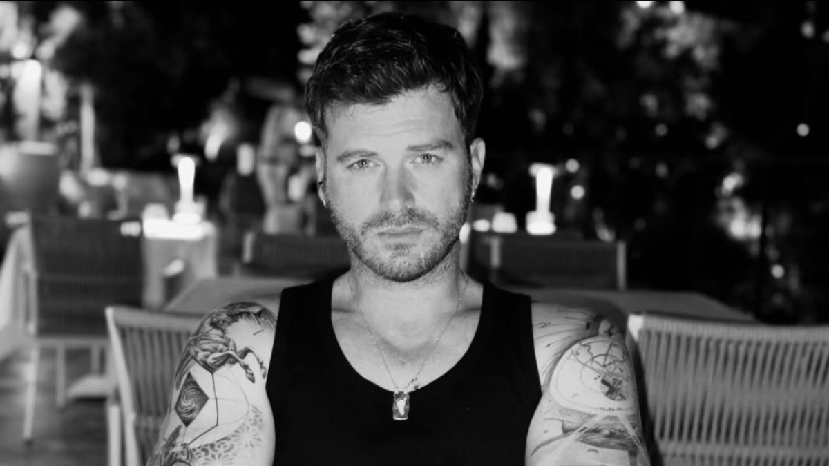 Kıvanç Tatlıtuğ’dan Londra paylaşımı! Mavi gömlekli karesine yorum yağdı.