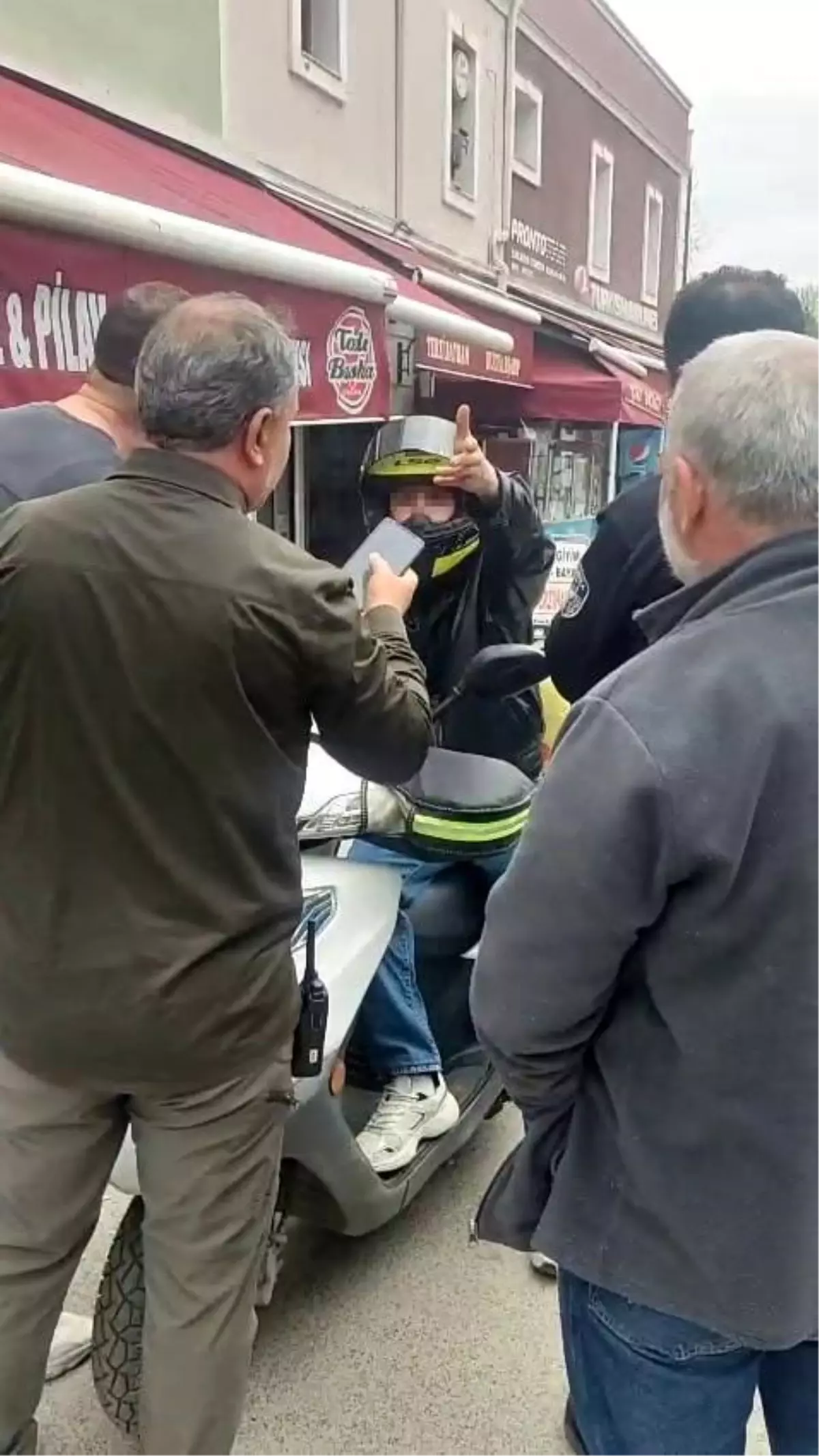 Kurye ile Zabıtadan Yaya Yolda Gerilim