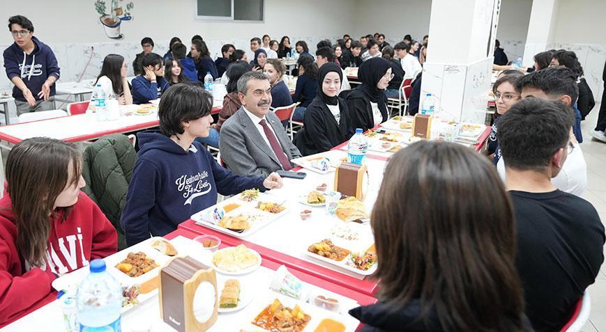 Milli Eğitim Bakanı Tekin, öğrencilerle iftar yaptı