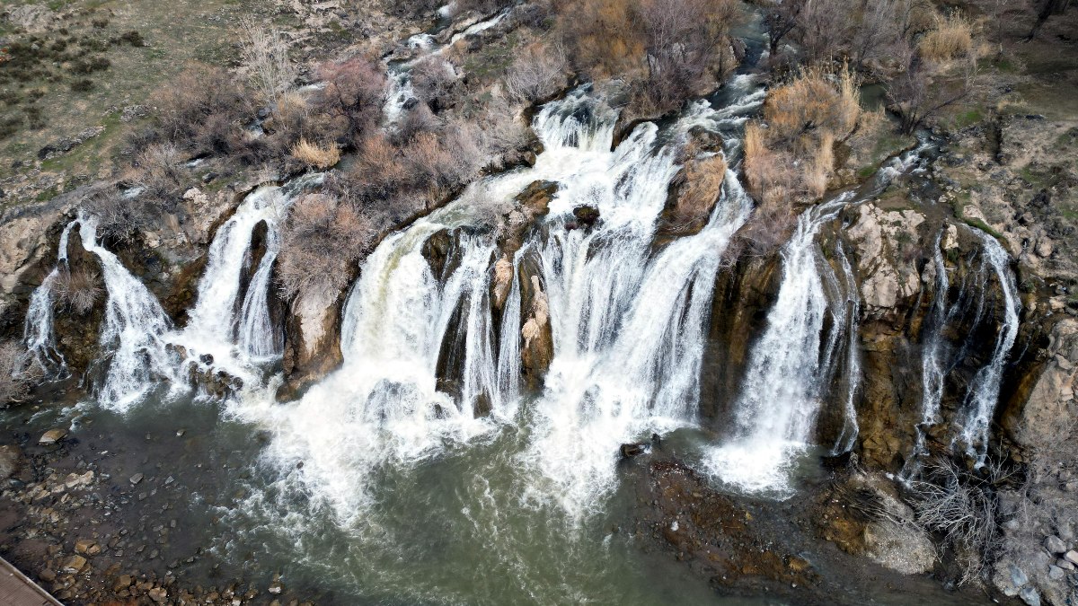 Muradiye Şelalesi’nden kartpostallık görüntüler