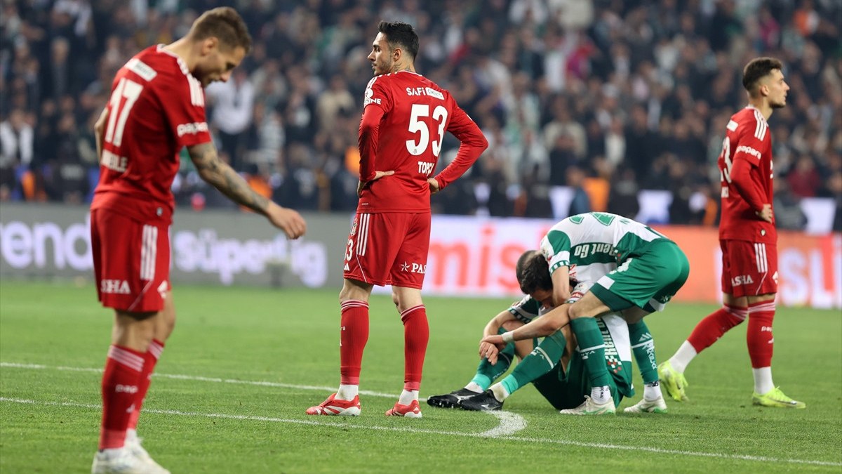 Nihat Kahveci, Beşiktaş’ın mağlubiyetine isyan etti: Bu kadro tarihe geçti