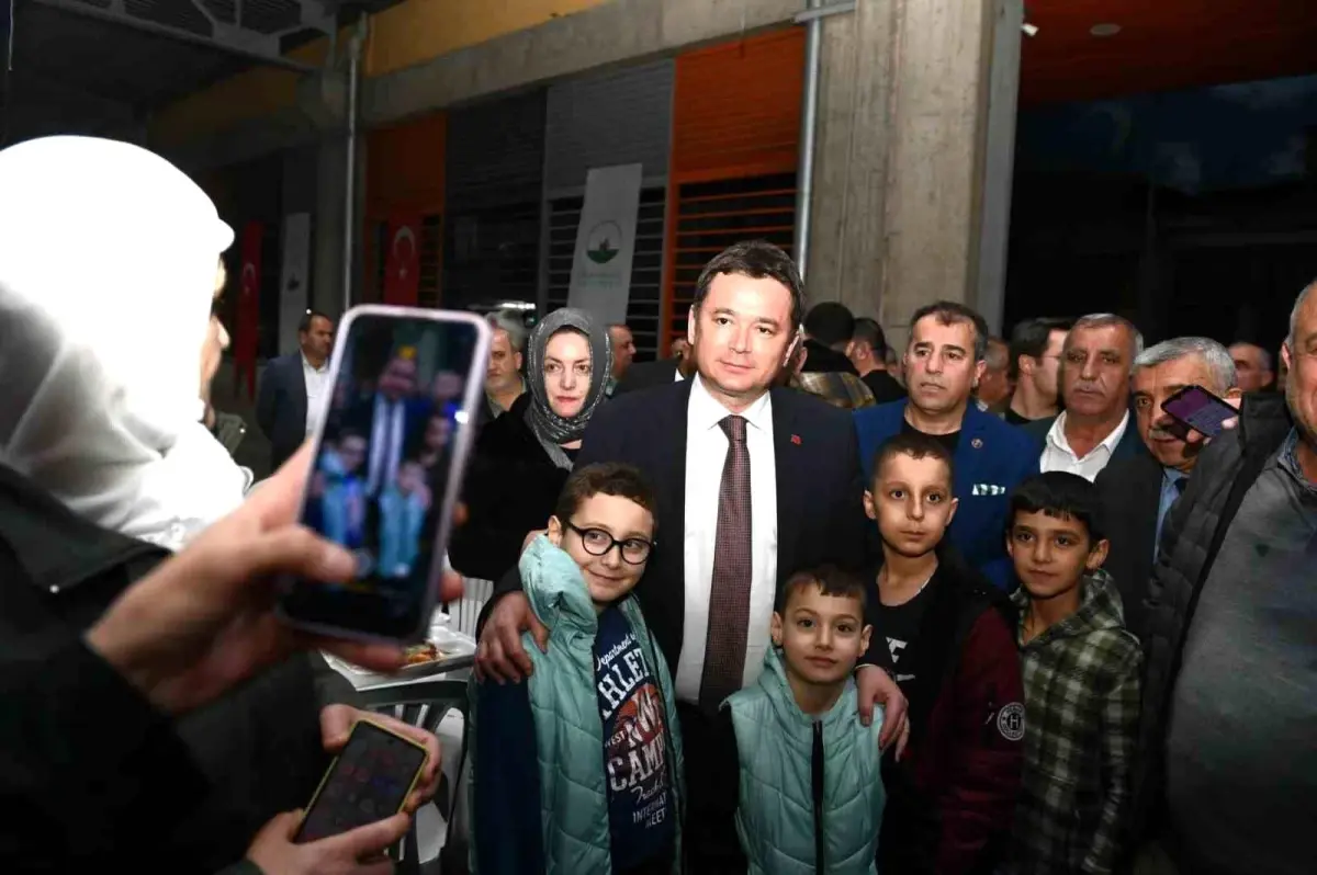 Osmangazi Belediye Başkanı Erkan Aydın, Emek Zekai Gümüşdiş Mahallesi’nde İftar Programı Düzenledi