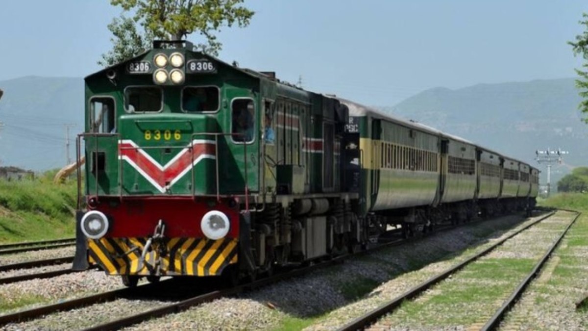 Pakistan’da 450 tren yolcusu rehin alındı