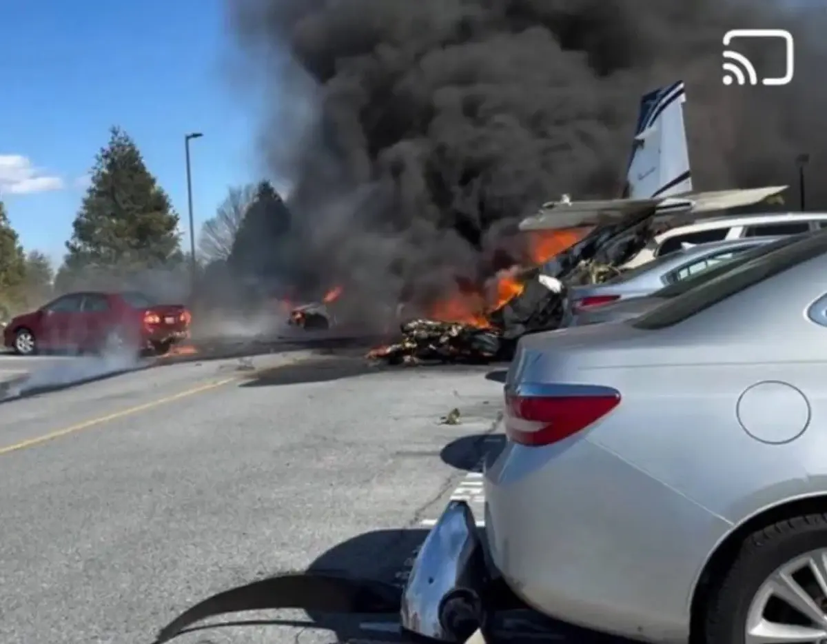 Pensilvanya’da kapısı açık havalanan küçük uçak otoparka çakıldı