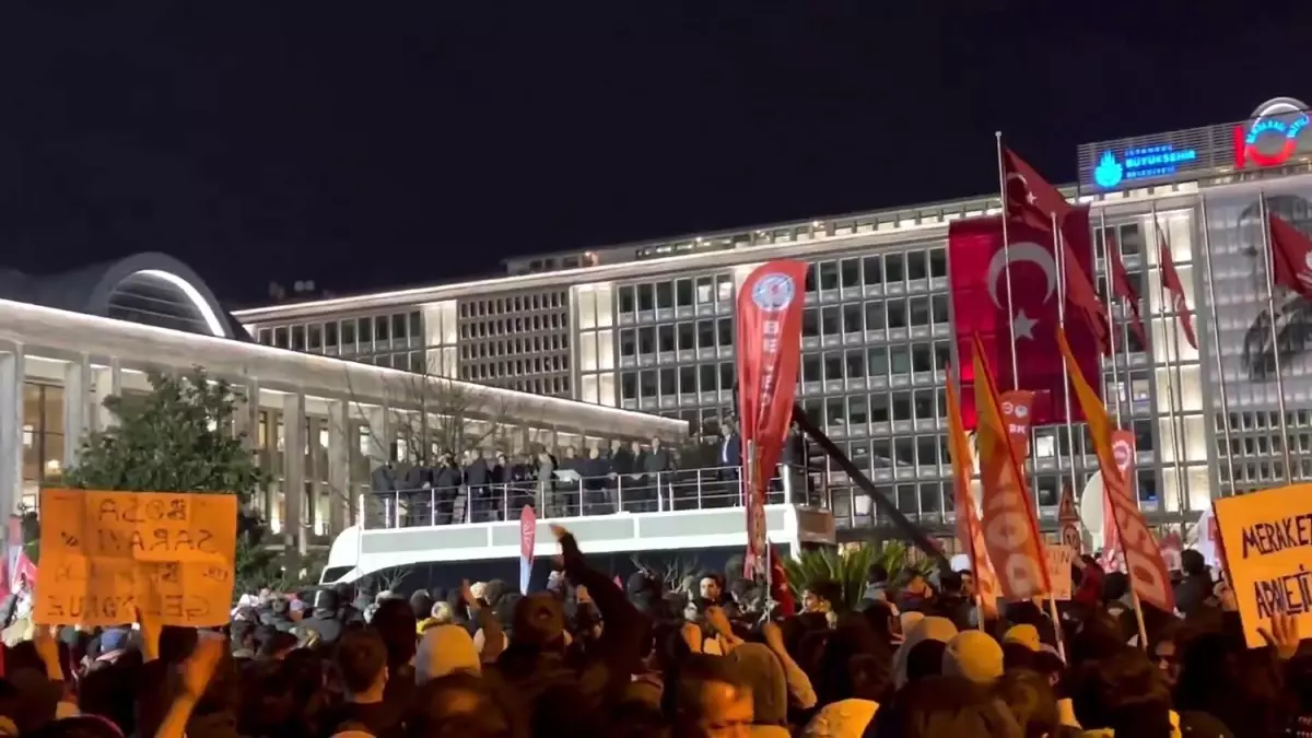 Saraçhane’de protestoculardan Özgür Özel’e tepki