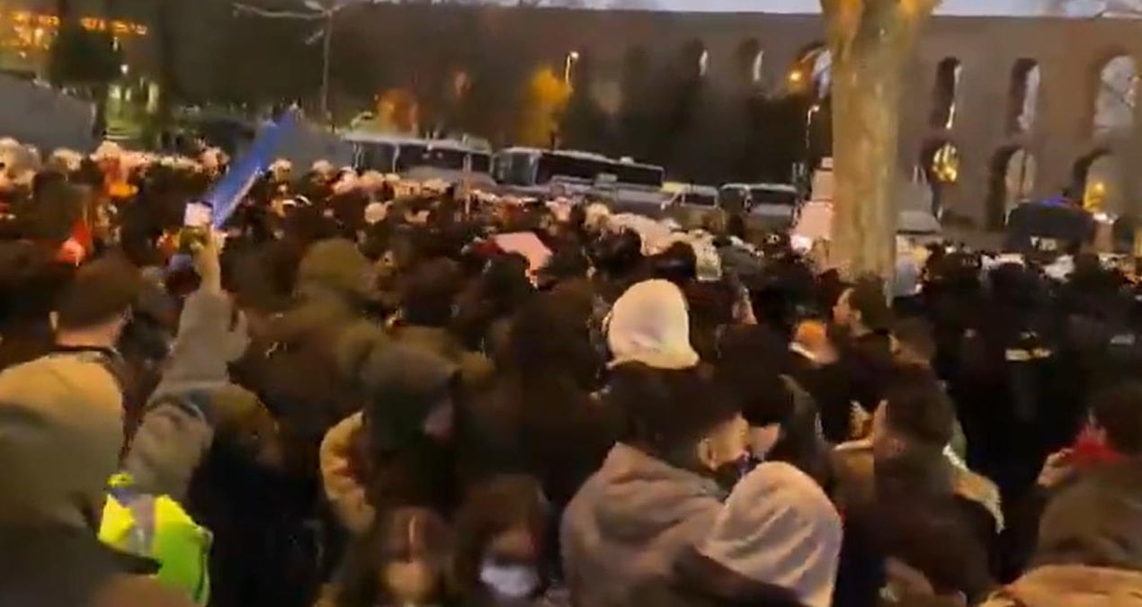 Saraçhane’den Taksim’e yürümek isteyenlere polis müdahalesi