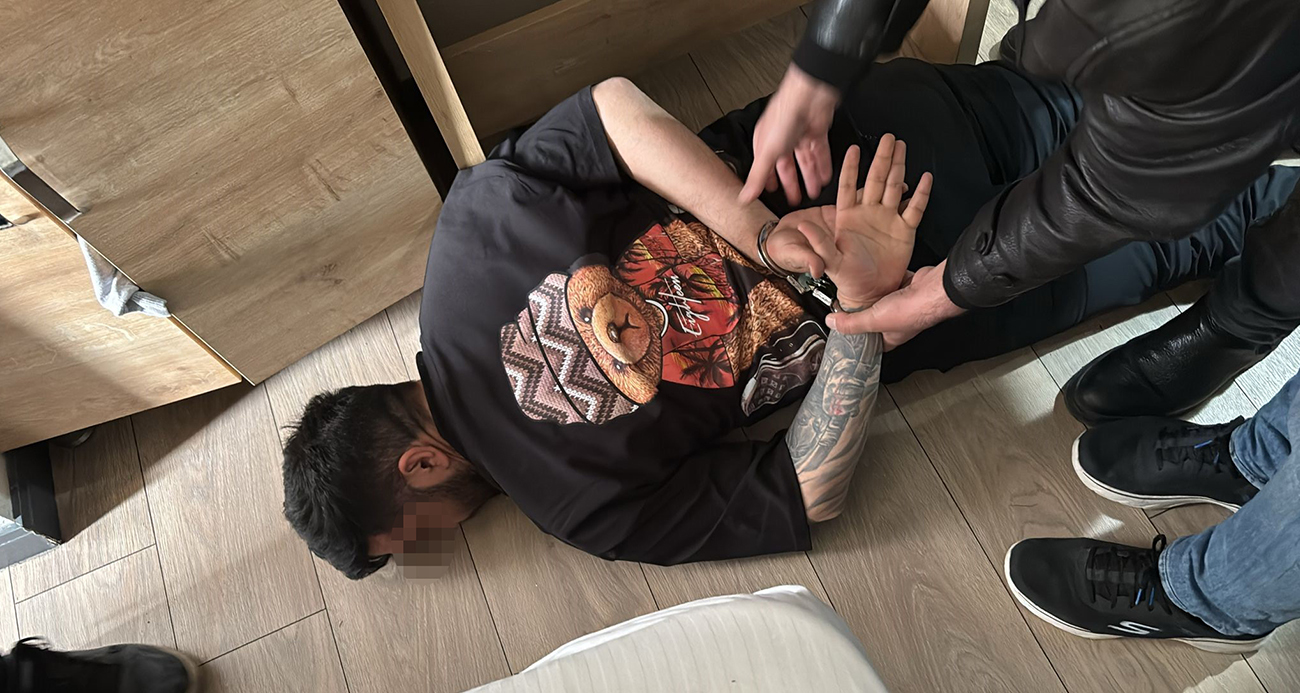 İzmir’de Taksiciyi Gasp Eden Şüpheli Otel Odasında Yakalandı