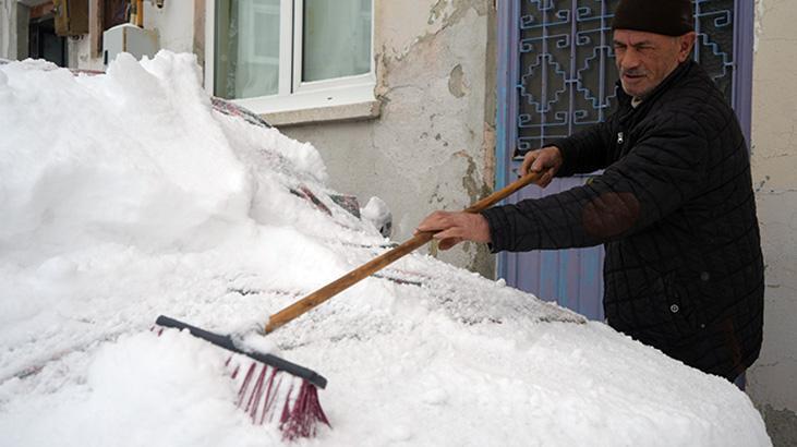 Şehir 15 santimetreyi bulan karla uyandı: Bu kadar tutacağını düşünmemiştik