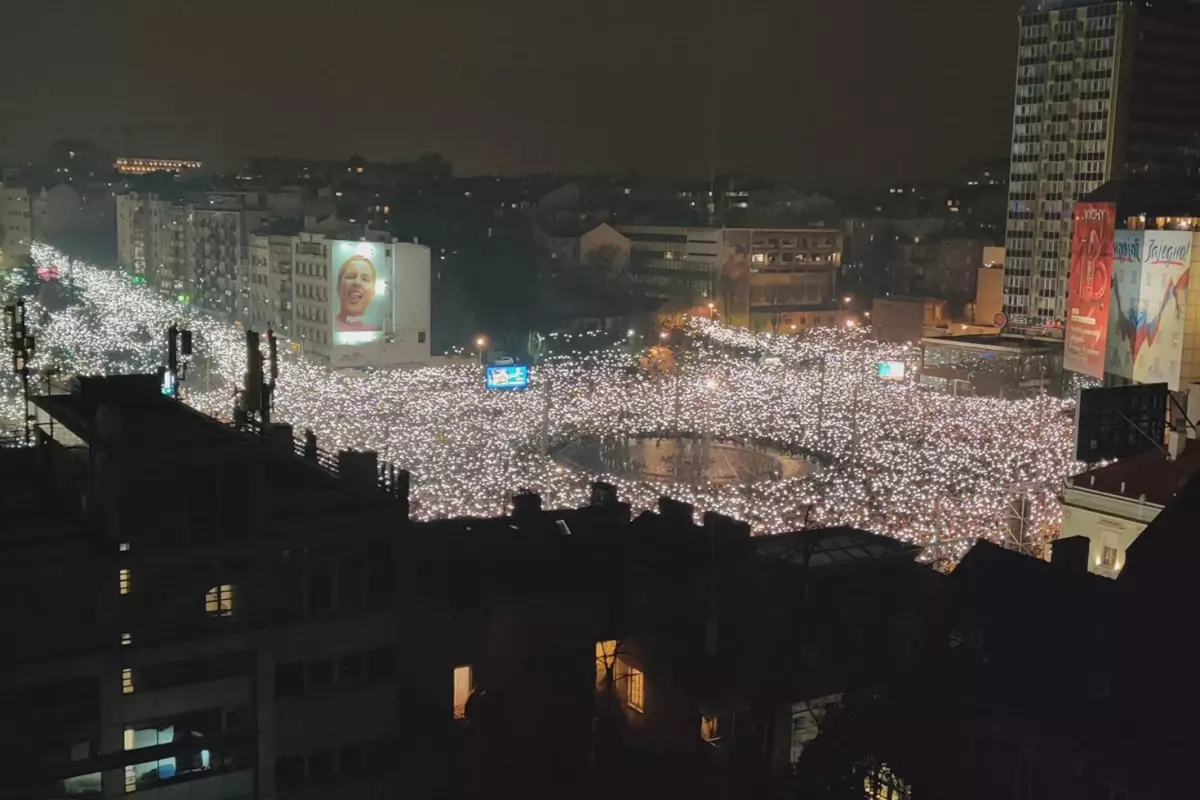 Sırbistan’da 15 kişinin öldüğü kazananın ardından ülke tarihinin en büyük protestosu gerçekleşti